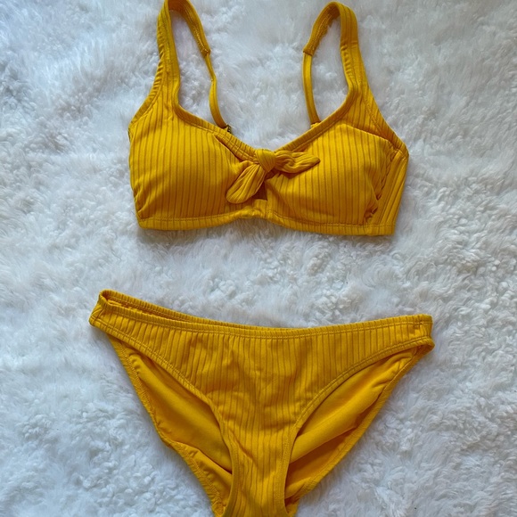 Yellow bikini - Picture 1 of 2
